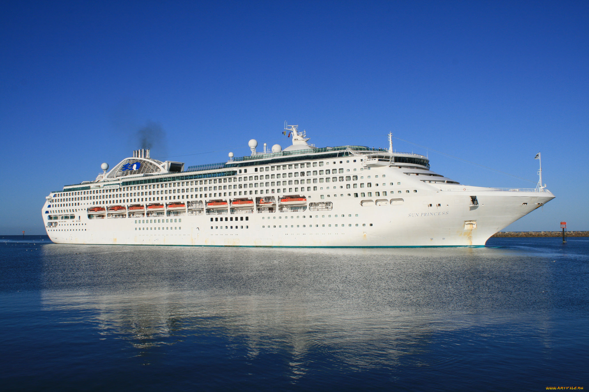 Sun Princess лайнер. Корабль лайнер солнце. Сан принцесса.